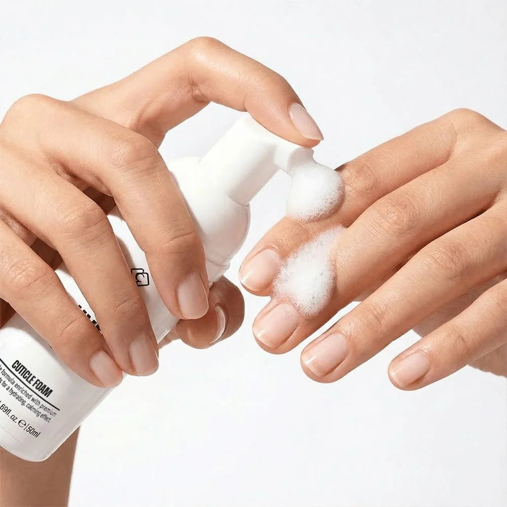 Aplicación de espuma limpiadora de cutículas antes de la manicura
